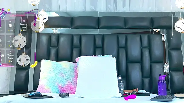 Snapshot of AuraRoss chatting on October 29, 2025, 7:02 pm AuraRoss online show from October 29, 2025, 7:02 pm