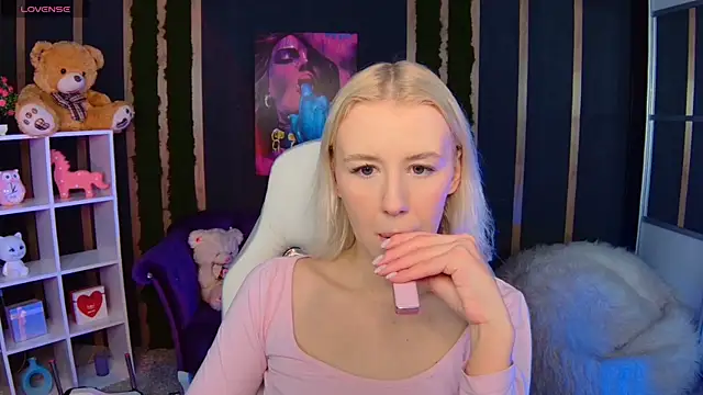 Snapshot of Selenatrend chatting on February 14, 2026, 12:16 pm Selenatrend online show from February 14, 2026, 12:16 pm