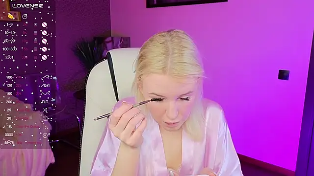 Snapshot of Selenatrend chatting on December 3, 2025, 6:14 am Selenatrend online show from December 3, 2025, 6:14 am