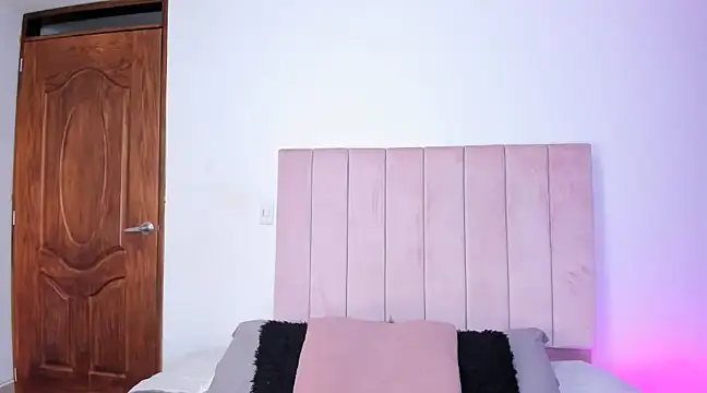 Snapshot of Mara_Sanz chatting on January 22, 2025, 9:43 pm Mara Sanz online show from January 22, 2025, 9:43 pm