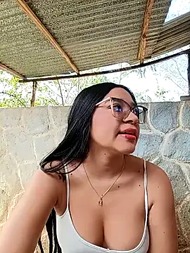 -VICKKY online show from September 20, 2025, 1:49 pm