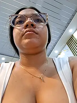 -VICKKY online show from July 18, 2026, 7:44 pm