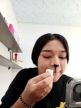 -VICKKY online show from October 29, 2025, 1:32 pm