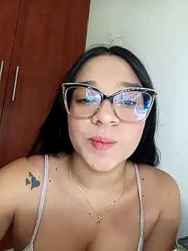 -VICKKY online show from November 8, 2025, 2:04 am