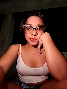 -VICKKY online show from October 21, 2025, 1:49 am