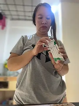 Snapshot of Emiily_lee chatting on February 21, 2026, 9:33 am Emiily lee online show from February 21, 2026, 9:33 am