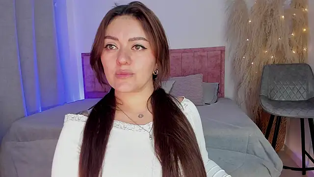 Sofiawilson  online show from December 17, 2025, 2:00 pm