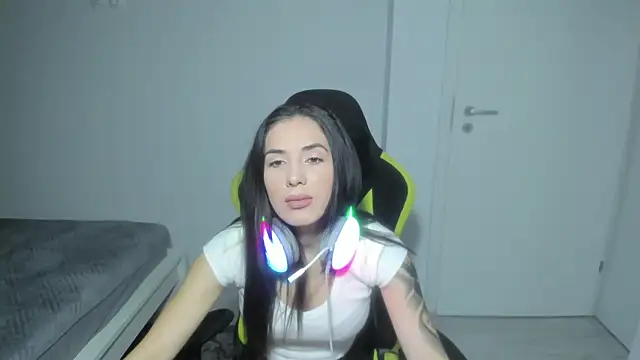 Emmapmg online show from December 15, 2025, 6:36 pm