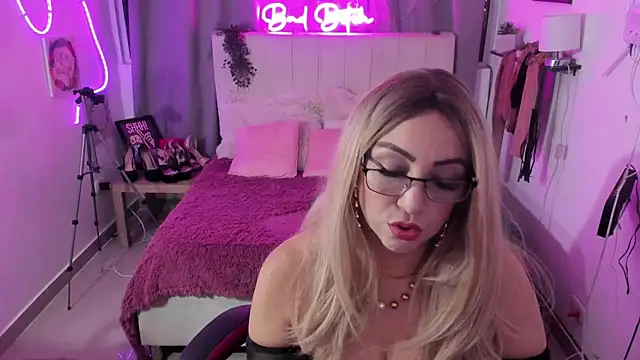 Snapshot of anyclark_ chatting on September 13, 2025, 4:01 am anyclark  online show from September 13, 2025, 4:01 am