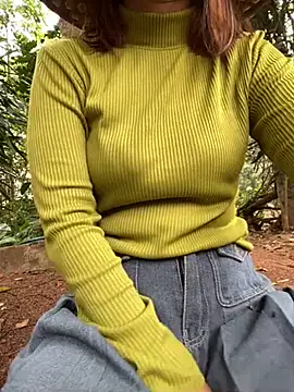 Snapshot of Sofia_xx2 chatting on February 6, 2025, 2:44 am Sofia xx2 online show from February 6, 2025, 2:44 am