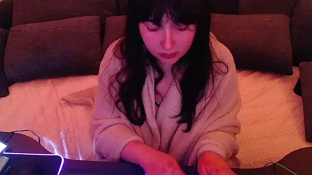 Lynylou online show from December 30, 2024, 11:49 pm