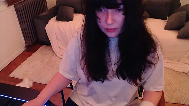 Lynylou online show from December 27, 2024, 4:21 pm