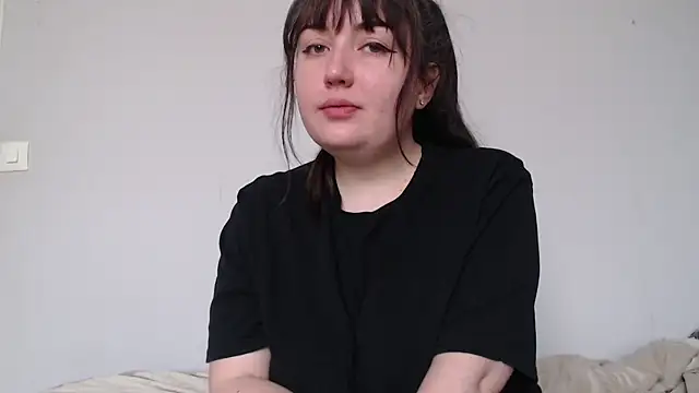 Lynylou online show from April 2, 2026, 7:37 am