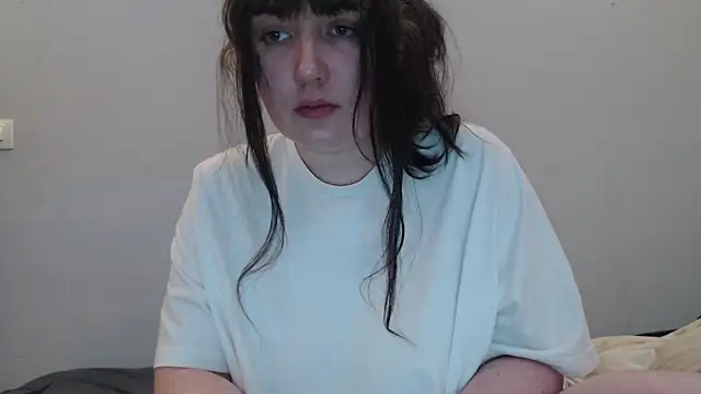 Lynylou online show from April 7, 2026, 7:26 pm
