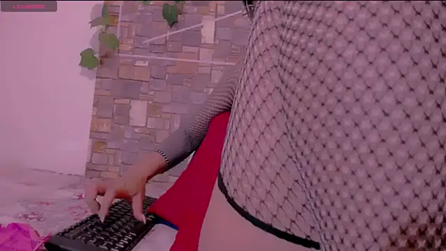 Snapshot of CrazyRousex chatting on January 6, 2026, 2:21 pm CrazyRousex online show from January 6, 2026, 2:21 pm