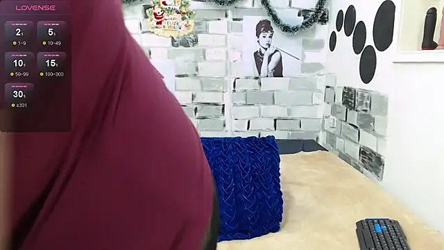 CasandraJones1 online show from December 13, 2024, 8:04 pm