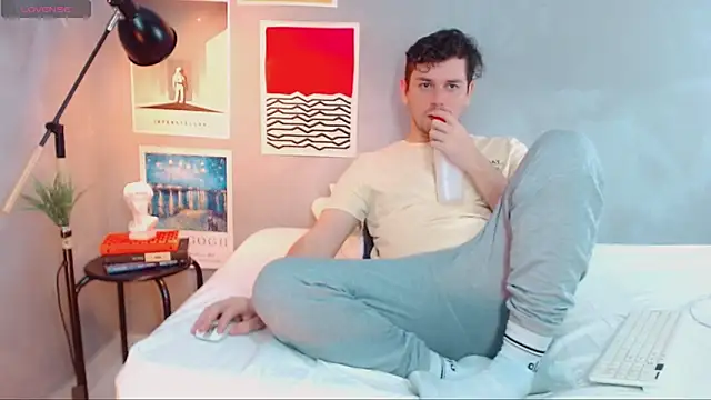 Snapshot of Elio555 chatting on October 13, 2025, 7:04 pm Elio555 online show from October 13, 2025, 7:04 pm