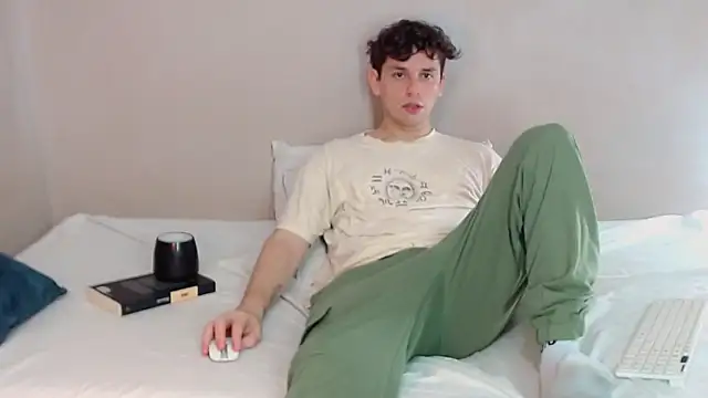 Snapshot of Elio555 chatting on February 26, 2025, 11:52 pm Elio555 online show from February 26, 2025, 11:52 pm