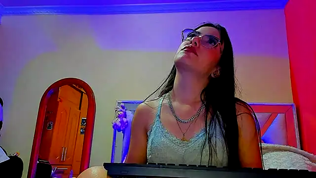 Sophia-Miller online show from December 5, 2024, 7:43 am
