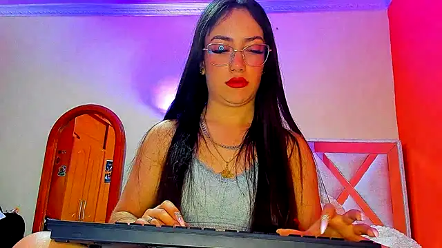 Sophia-Miller online show from December 5, 2024, 4:37 am