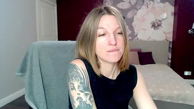 EmilyWalkeri online show from January 15, 2025, 7:48 am