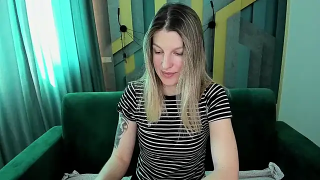 EmilyWalkeri online show from April 5, 2026, 6:42 am