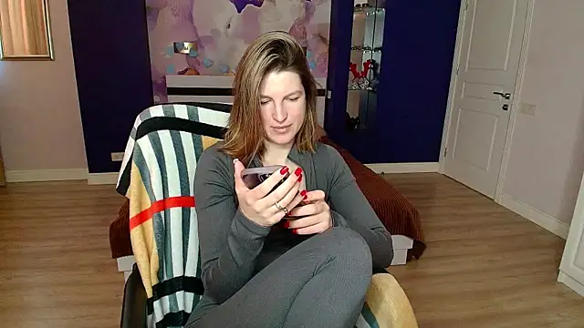 EmilyWalkeri online show from March 9, 2025, 7:34 am