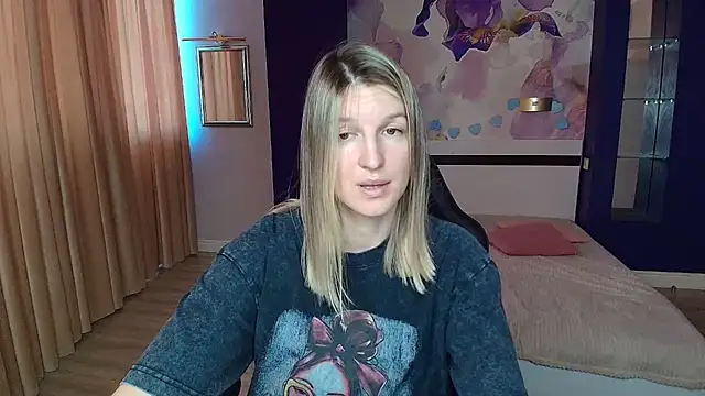 Snapshot of EmilyWalkeri chatting on July 12, 2026, 8:37 am EmilyWalkeri online show from July 12, 2026, 8:37 am