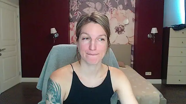 EmilyWalkeri online show from January 22, 2025, 10:50 am