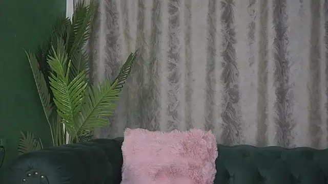 Snapshot of FoxieJullia chatting on March 9, 2025, 5:11 am FoxieJullia online show from March 9, 2025, 5:11 am