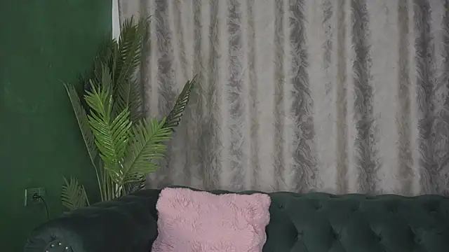 Snapshot of FoxieJullia chatting on March 3, 2025, 8:30 am FoxieJullia online show from March 3, 2025, 8:30 am