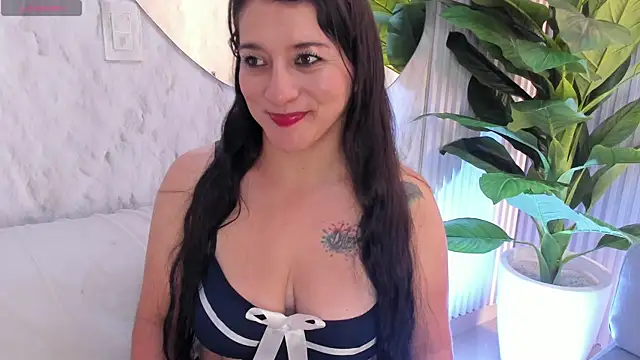 Snapshot of Emelyross_ chatting on November 9, 2025, 12:47 am Emelyross online show from November 9, 2025, 12:47 am