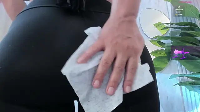 Snapshot of Emelyross_ chatting on November 6, 2025, 7:40 pm Emelyross online show from November 6, 2025, 7:40 pm