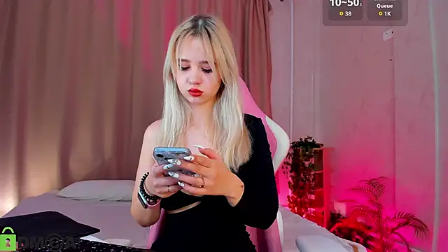 Snapshot of Valerie_Woods chatting on October 15, 2025, 1:04 am Valerie Woods online show from October 15, 2025, 1:04 am