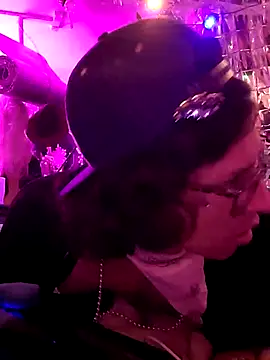 gurlnips online show from March 20, 2025, 1:37 pm
