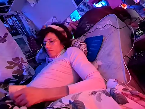gurlnips online show from February 11, 2025, 4:44 am