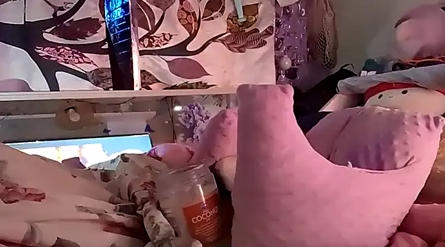 gurlnips online show from February 25, 2025, 2:58 pm