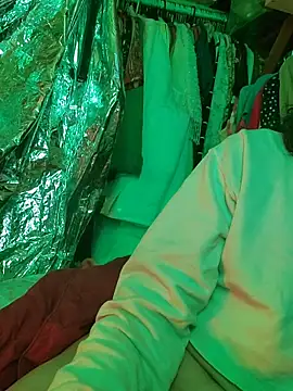 gurlnips online show from January 15, 2026, 1:36 pm