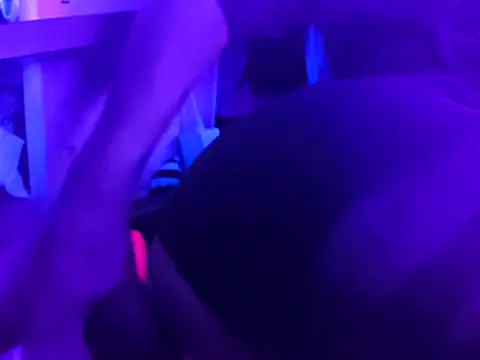 gurlnips online show from April 17, 2026, 9:45 am