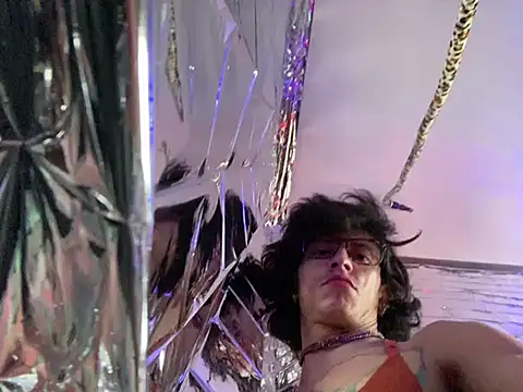 gurlnips online show from February 21, 2025, 3:54 pm