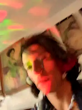 gurlnips online show from September 23, 2025, 3:08 pm