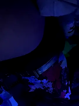 gurlnips online show from November 20, 2025, 10:27 am