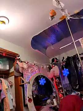 gurlnips online show from February 9, 2025, 9:47 am