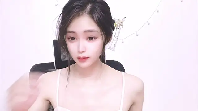 Snapshot of ---MIA--- chatting on September 30, 2025, 2:12 pm ---MIA--- online show from September 30, 2025, 2:12 pm