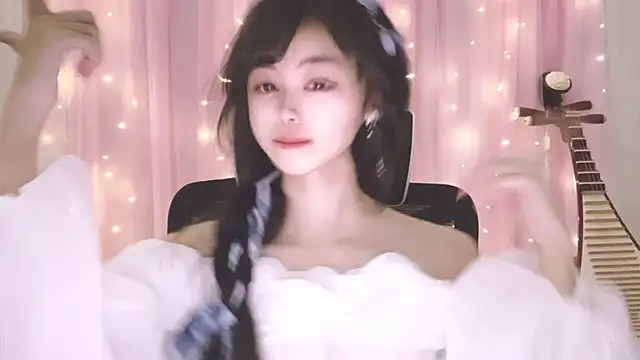 Snapshot of ---MIA--- chatting on October 17, 2025, 2:08 pm ---MIA--- online show from October 17, 2025, 2:08 pm