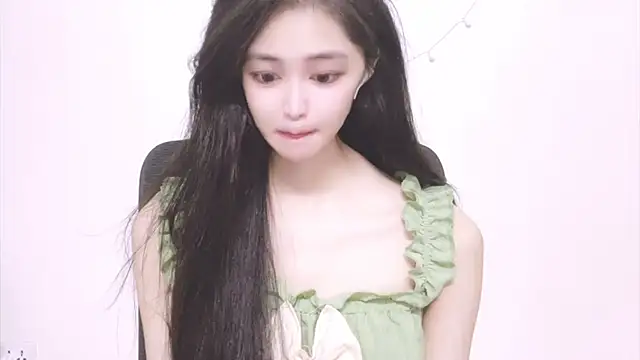 Snapshot of ---MIA--- chatting on September 23, 2025, 2:35 pm ---MIA--- online show from September 23, 2025, 2:35 pm