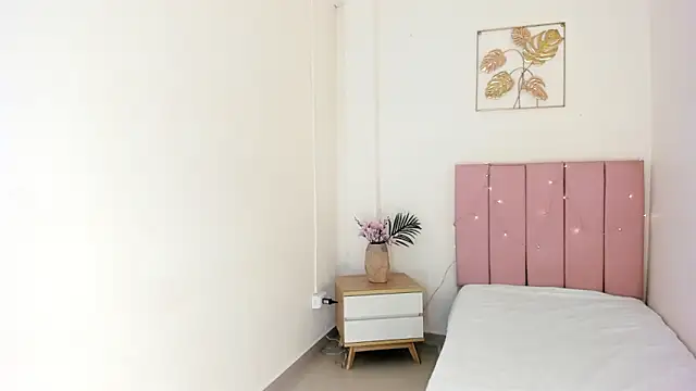 Charlothe capell online show from December 22, 2025, 4:23 am