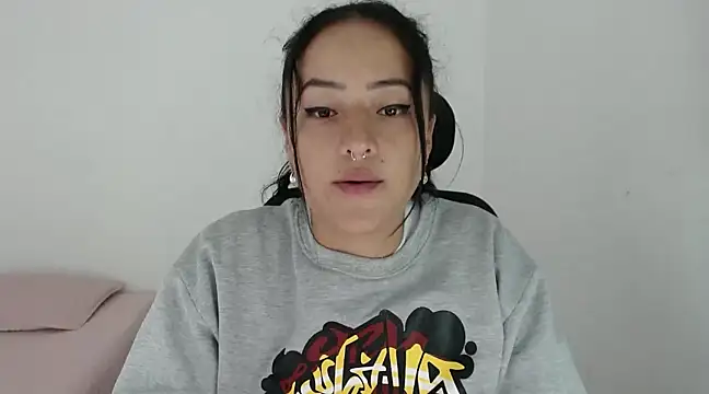 jjulietha95 online show from December 18, 2024, 7:26 am