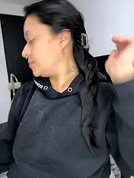 jjulietha95 online show from November 5, 2025, 4:15 am