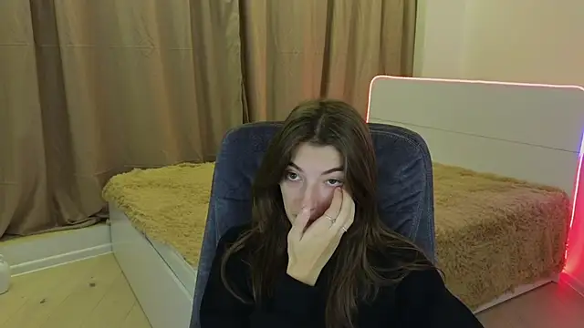 EmmaCherry7 online show from December 8, 2024, 4:07 pm